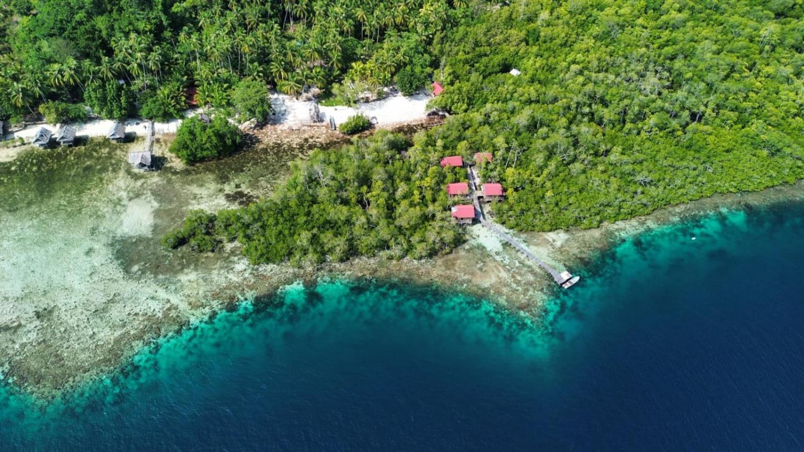 Raja Ampat Blue Sea Villa Besir Exterior photo